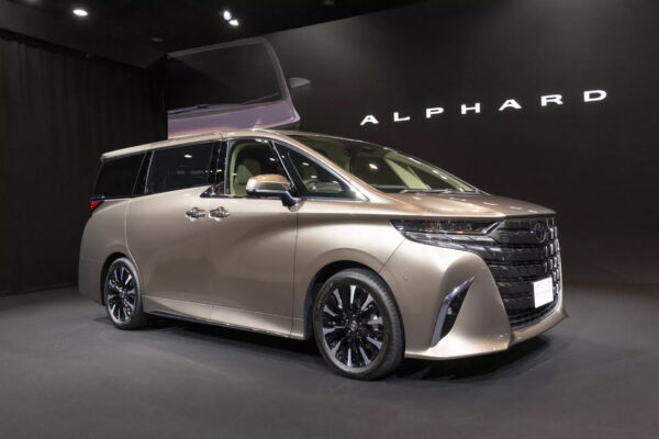 toyota-alphard-mau-nau-vang-dong