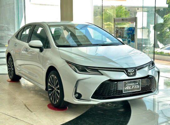 toyota-corolla-altis-mau-trang
