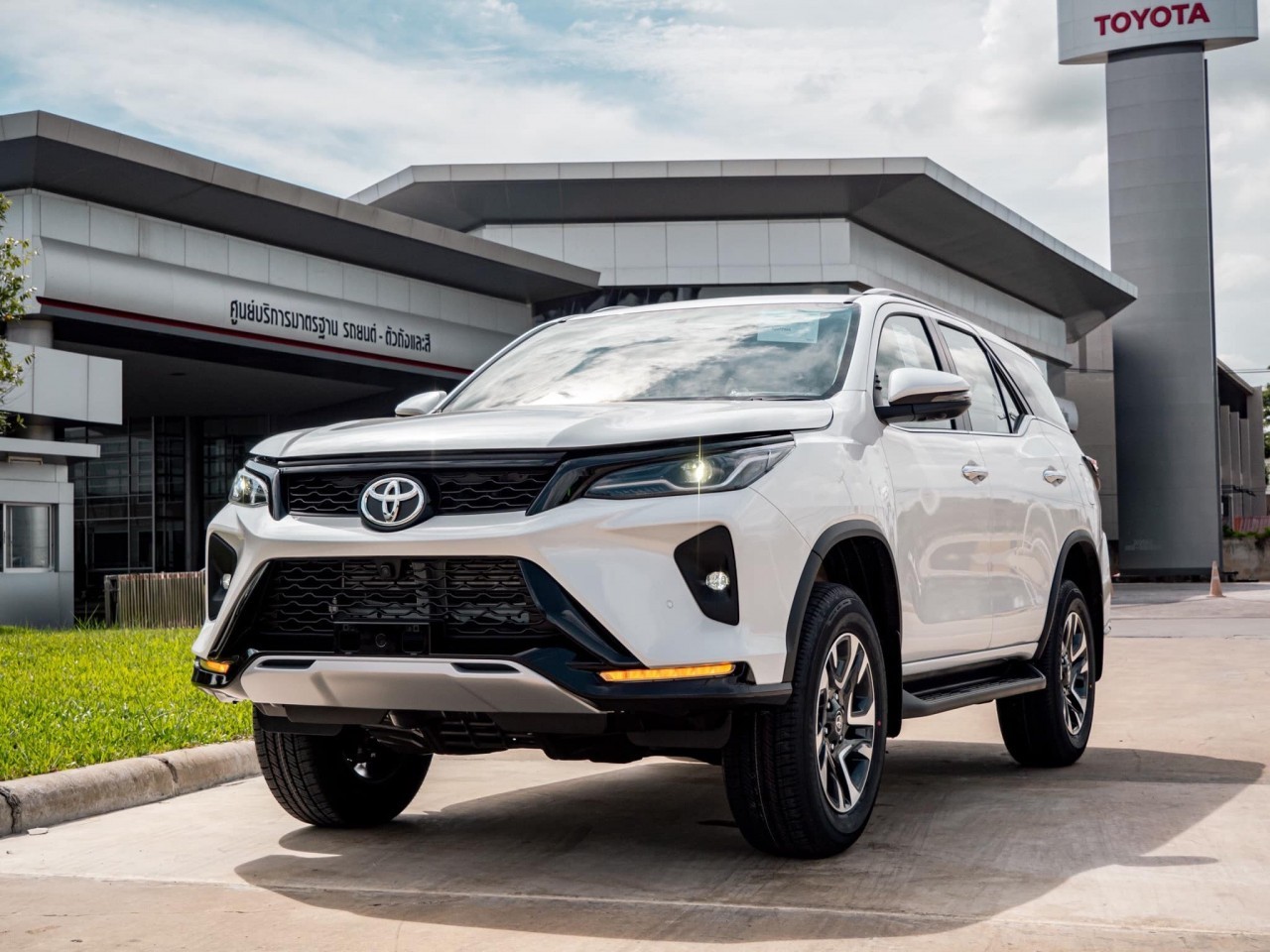 toyota-fortuner-mau-trang