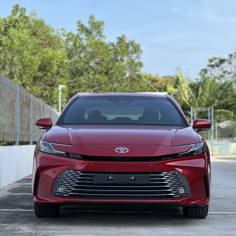 **Toyota Camry HEV Mid CE: Lựa chọn lý tưởng tại Toyota Bình Phước**