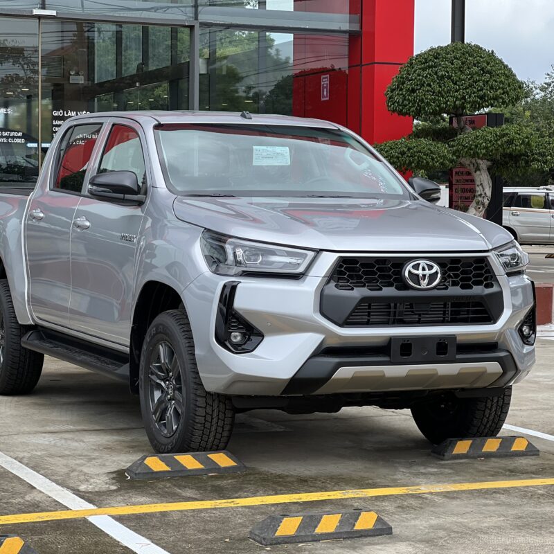 **Toyota Hilux 2.4L 4x2 AT: Ưu Đãi Đặc Biệt Tại Toyota Bình Phước!**