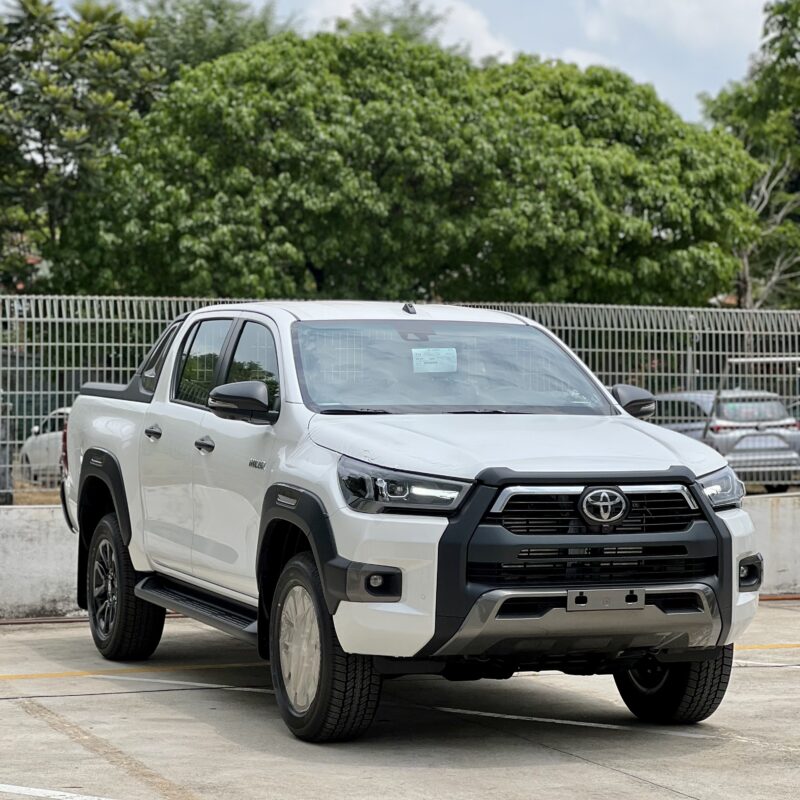 **Toyota Hilux 2.8L 4x4 AT Adventure: Khám phá cùng Toyota Bình Phước**