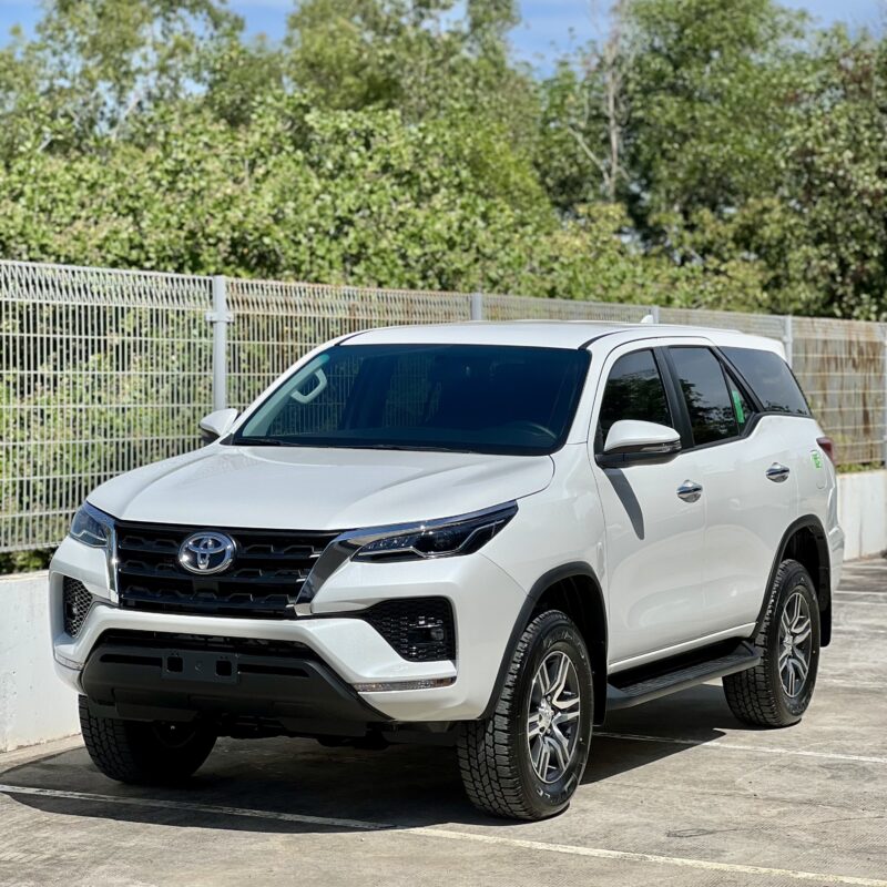 **Toyota Fortuner 2.4AT 4x2: Giá Tốt Nhất Tại Toyota Bình Phước!**