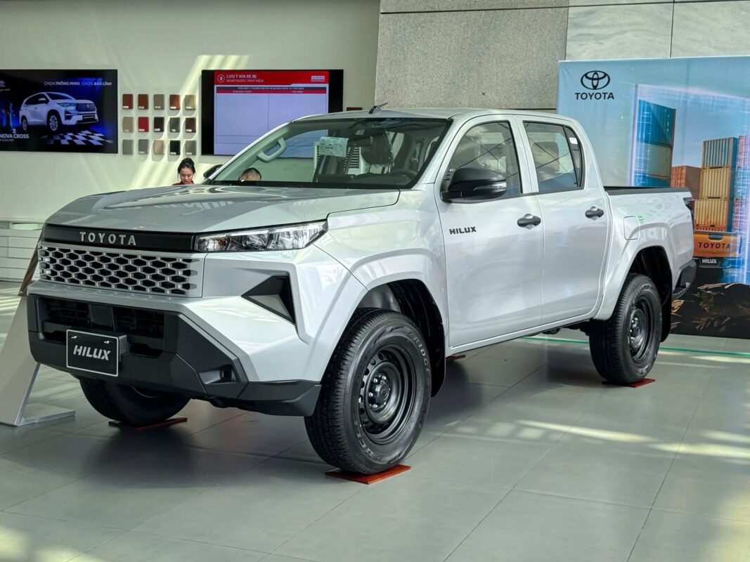 **Toyota Hilux Standard 2.8 4x2 MT | Toyota Bình Phước**